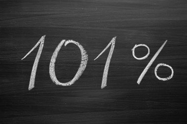 yüzde 101 üstbilgisi ile bir Tebeşir tahtaya yazılmış