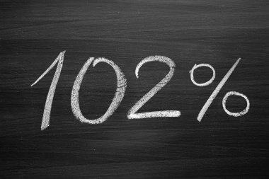 102 yüzde üstbilgisi ile bir Tebeşir tahtaya yazılmış