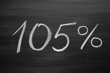 105 %'başlığı ile bir Tebeşir tahtaya yazılmış