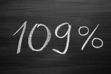 109 yüzde üstbilgisi ile bir Tebeşir tahtaya yazılmış