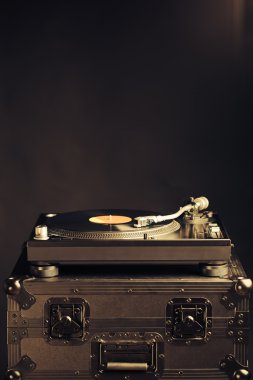 profesyonel dj pikap uçuş durumda, koyu arka plan üzerinde