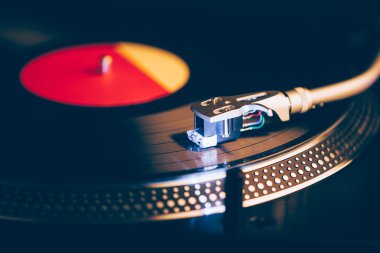 profesyonel dj pikap ile aydınlatma, koyu arka plan
