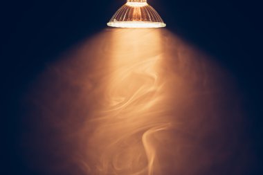 Halojen lamba reflektör ile sıcak sahne ışıkları altında sis