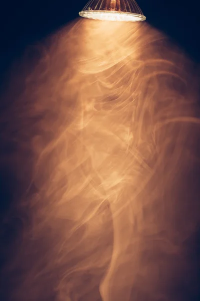 卤素灯带反射器，温暖的光在雾中 — 图库照片