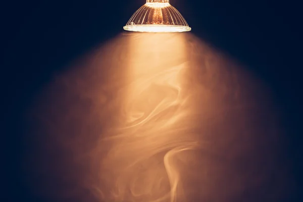 Halogenlampa med reflektor, varma spotlight i dimma — Stockfoto