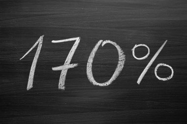 170 yüzde üstbilgisi ile bir Tebeşir tahtaya yazılmış