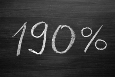 190 yüzde üstbilgisi ile bir Tebeşir tahtaya yazılmış