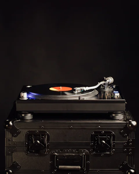 Professioneller DJ Plattenspieler auf Flugkoffer, dunkler Hintergrund — Stockfoto