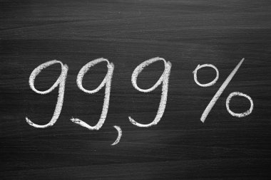 %99,9 başlık ile bir Tebeşir tahtaya yazılmış