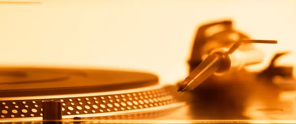 Turntable headshell and platter dots, macro view, golden tone — Stock Photo, Image