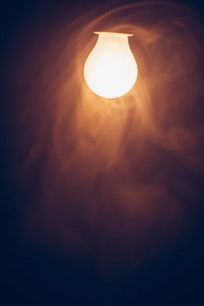 Lâmpada lâmpada luz quente na fumaça — Fotografia de Stock