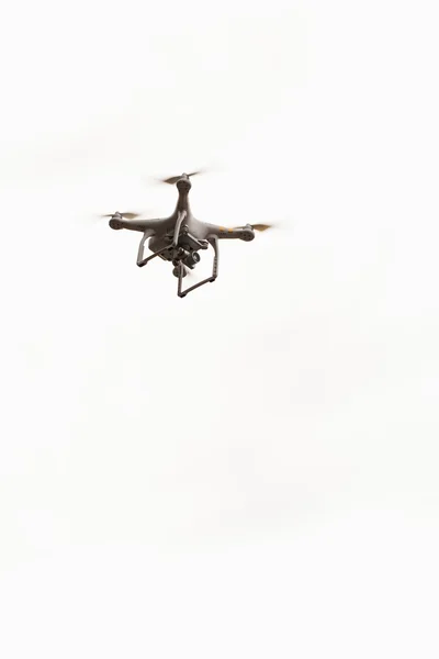 飞行的无人机与相机，白色背景上的 quadcopter — 图库照片