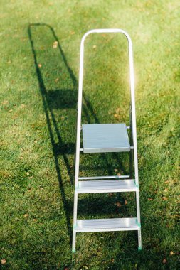 merdiven yeşil çim zemin üzerine