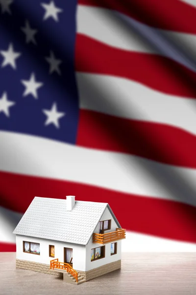 Huset mot Usa flagga bakgrund — Stockfoto