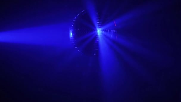 Bola Disko Labu Dengan Sinar Biru Dalam Kabut Pesta Halloween — Stok Video