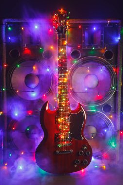 Noel ışıkları ve dumanlı müzik hoparlörleriyle soyut gitar