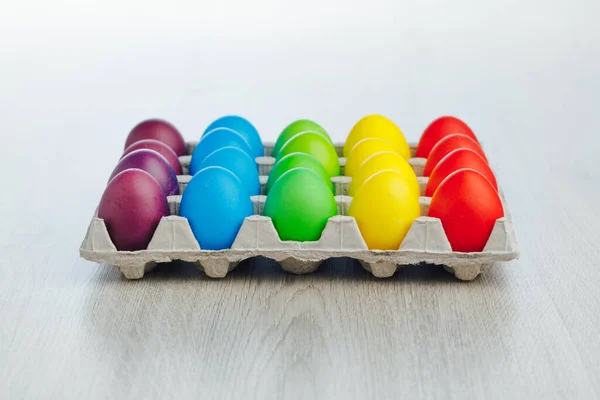 Scatola Uova Multicolore Festive Pasqua Sfondo Legno Grigio Chiaro Vista — Foto Stock