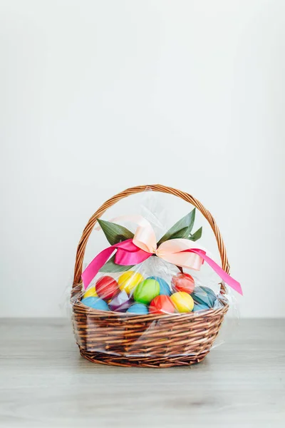 Oeufs Couleur Pâques Dans Panier Cadeau Festif Fond Bois Gris — Photo