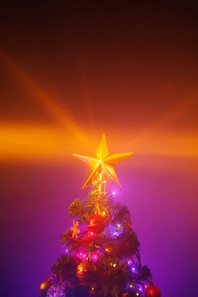 Arbre Noël Avec Lumières Festives Fond Violet Avec Brume — Photo