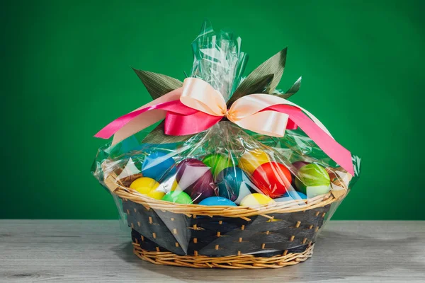 Cesto Regalo Pasqua Con Uova Multicolore Sfondo Verde — Foto Stock