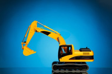 Mavi arkaplanda kazıcı modeli