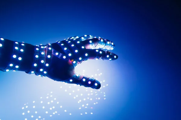 Menschliche Hand Mit Blauem Led Licht Bedeckt Beleuchteter Hintergrund — Stockfoto