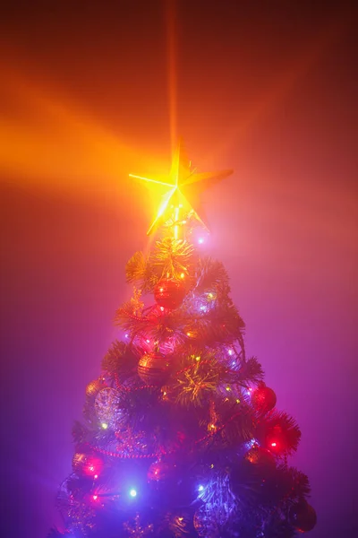 Albero Natale Con Luci Festive Sfondo Viola Con Nebbia — Foto Stock