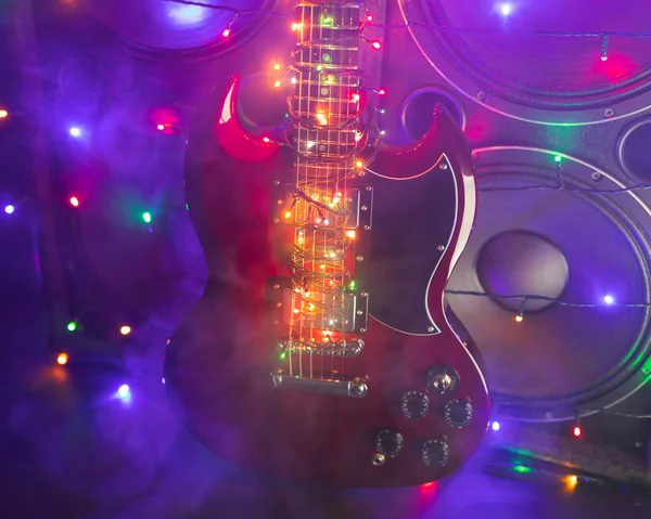 圣诞彩灯和烟雾弥漫的音乐扬声器的抽象吉他 — 图库照片