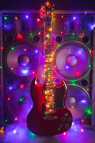 Noel Işıkları Müzik Hoparlörleriyle Soyut Gitar — Stok fotoğraf