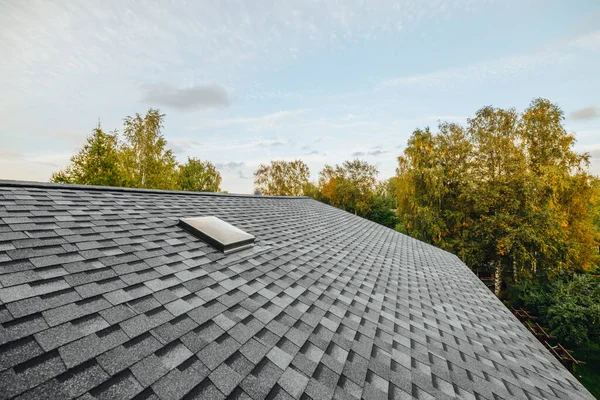 新翻新的屋顶 覆盖有扁平的聚合体屋瓦 — 图库照片