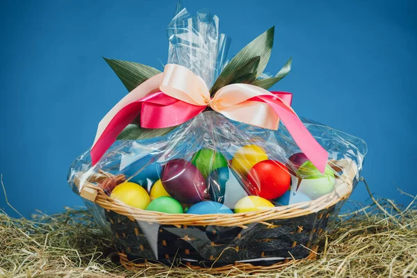 Çok Renkli Yumurtalı Paskalya Hediyesi Sepeti Mavi Arka Plan — Stok fotoğraf