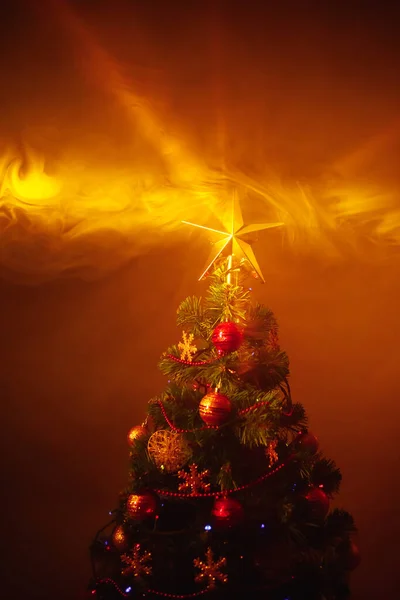 Vánoční Stromek Slavnostními Světly Oranžové Pozadí Kouřem — Stock fotografie