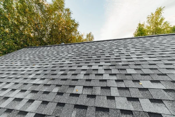 Neu Renoviertes Dach Mit Schindeln Gedeckt Flache Polymere Dachziegel — Stockfoto