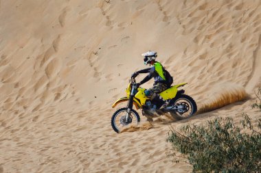 off-road motosiklet dayanıklı motokros binicisi kum tepesinde