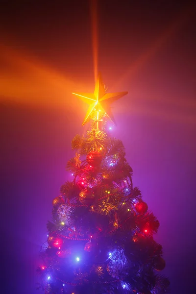 Árbol Navidad Con Luces Festivas Fondo Púrpura Con Niebla — Foto de Stock