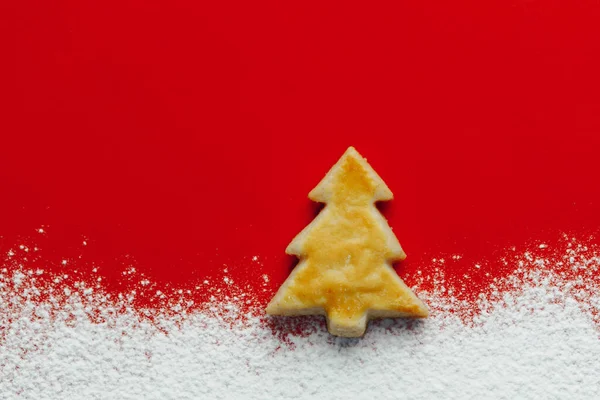 Biscuit Arbre Noël Neige Farineuse Fond Papier Rouge — Photo