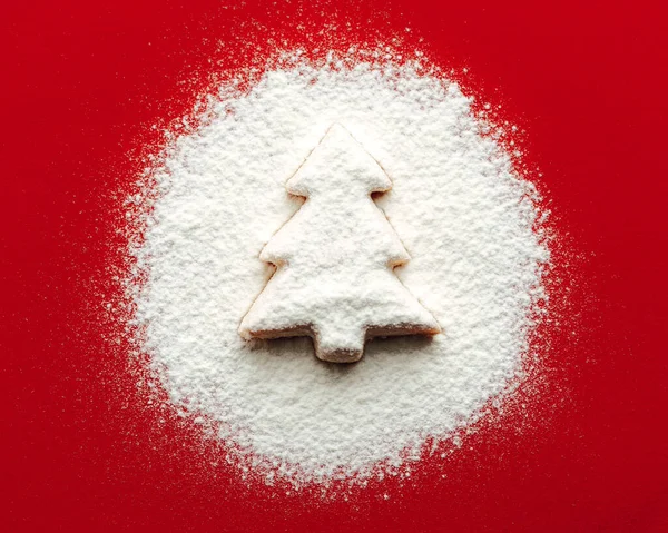 クリスマスツリークッキーと華やかな雪の円の形 赤い紙の背景 — ストック写真