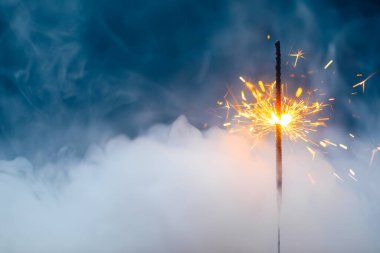 Yoğun dumanlı ateş fişeği, soyut Noel havai fişeği arka planı