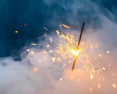 Yoğun dumanlı ateş fişeği, soyut Noel havai fişeği arka planı