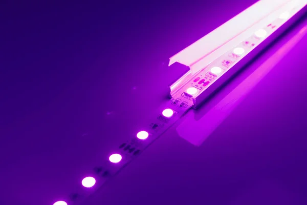 Led Striscia Luce Viola Nel Diffusore Canale Alluminio — Foto Stock