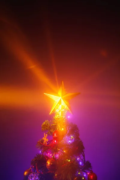 Albero Natale Con Luci Festive Sfondo Viola — Foto Stock