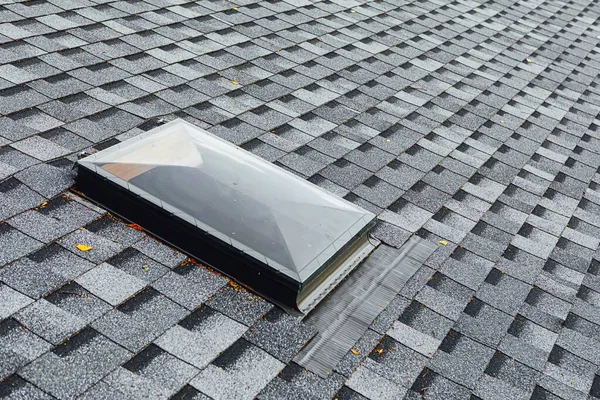 帯状疱疹フラット高分子屋根タイルの屋根の窓 — ストック写真