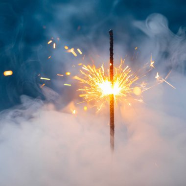 Yoğun dumanlı ateş fişeği, soyut Noel havai fişeği arka planı