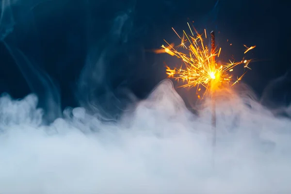 Bombero Humo Denso Fondo Abstracto Fuegos Artificiales Navidad — Foto de Stock