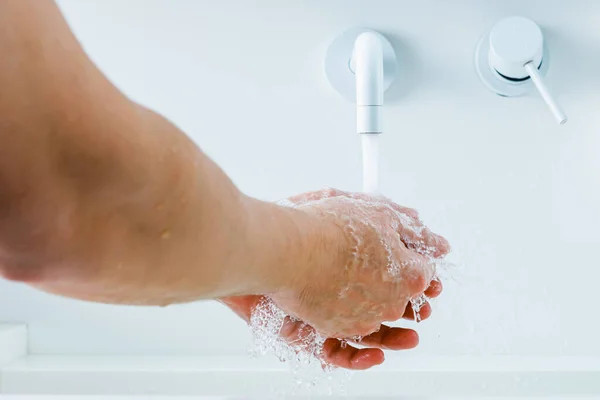 Mãos Sob Bico Misturador Com Água Corrente — Fotografia de Stock
