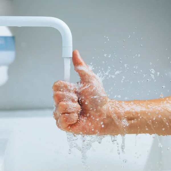 Αντίχειρες Επάνω Χέρι Κάτω Από Στόμιο Μίξερ Τρεχούμενο Νερό — Φωτογραφία Αρχείου