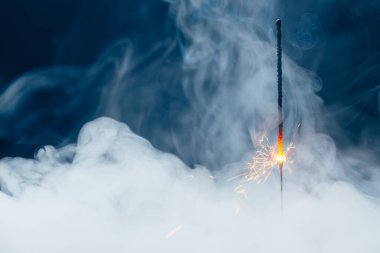Yoğun sisli ateş fişeği, soyut Noel havai fişeği arka planı