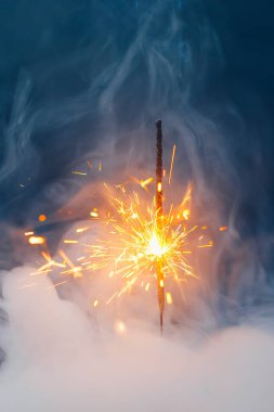 Yoğun dumanlı ateş fişeği, soyut Noel havai fişeği arka planı