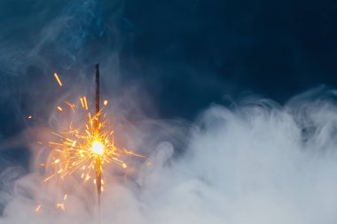 Yoğun dumanlı Noel ateşi