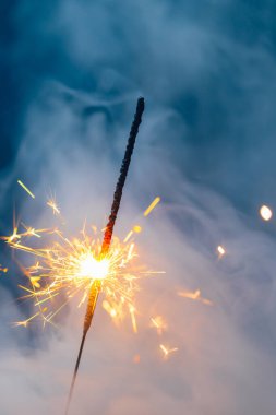 Yoğun siste Noel maytap ateşi